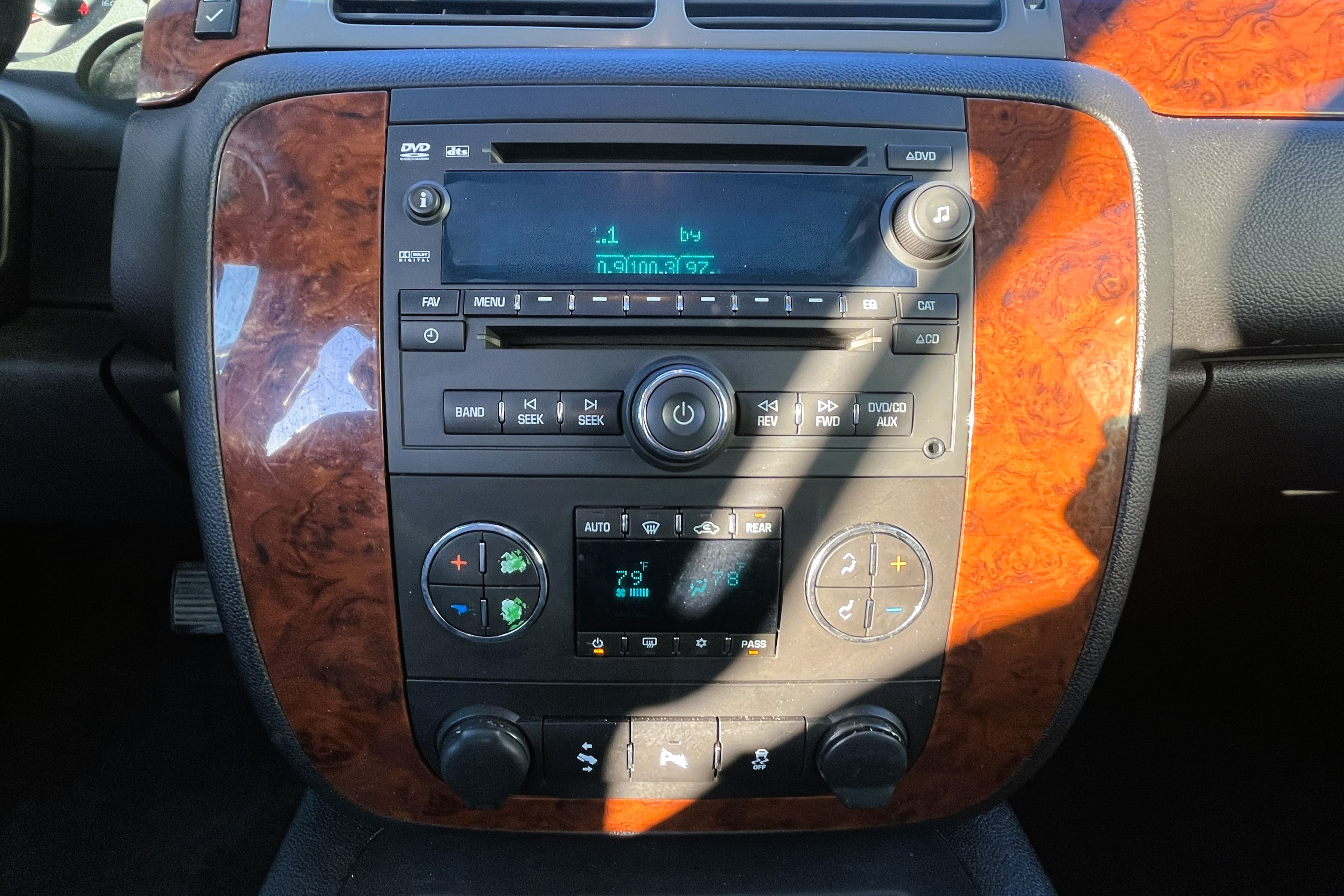 2014 Chevrolet Suburban view 16