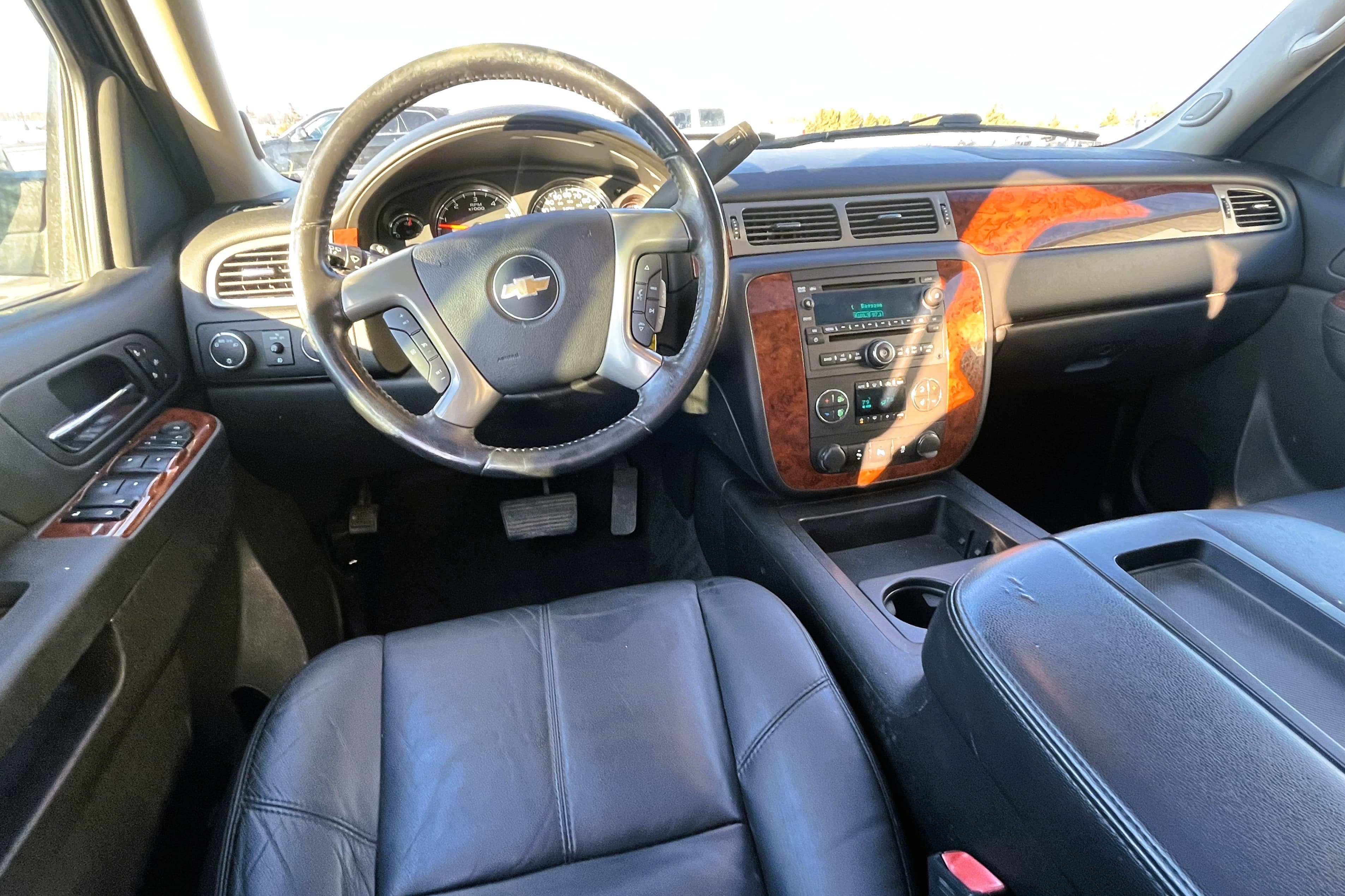 2014 Chevrolet Suburban view 2