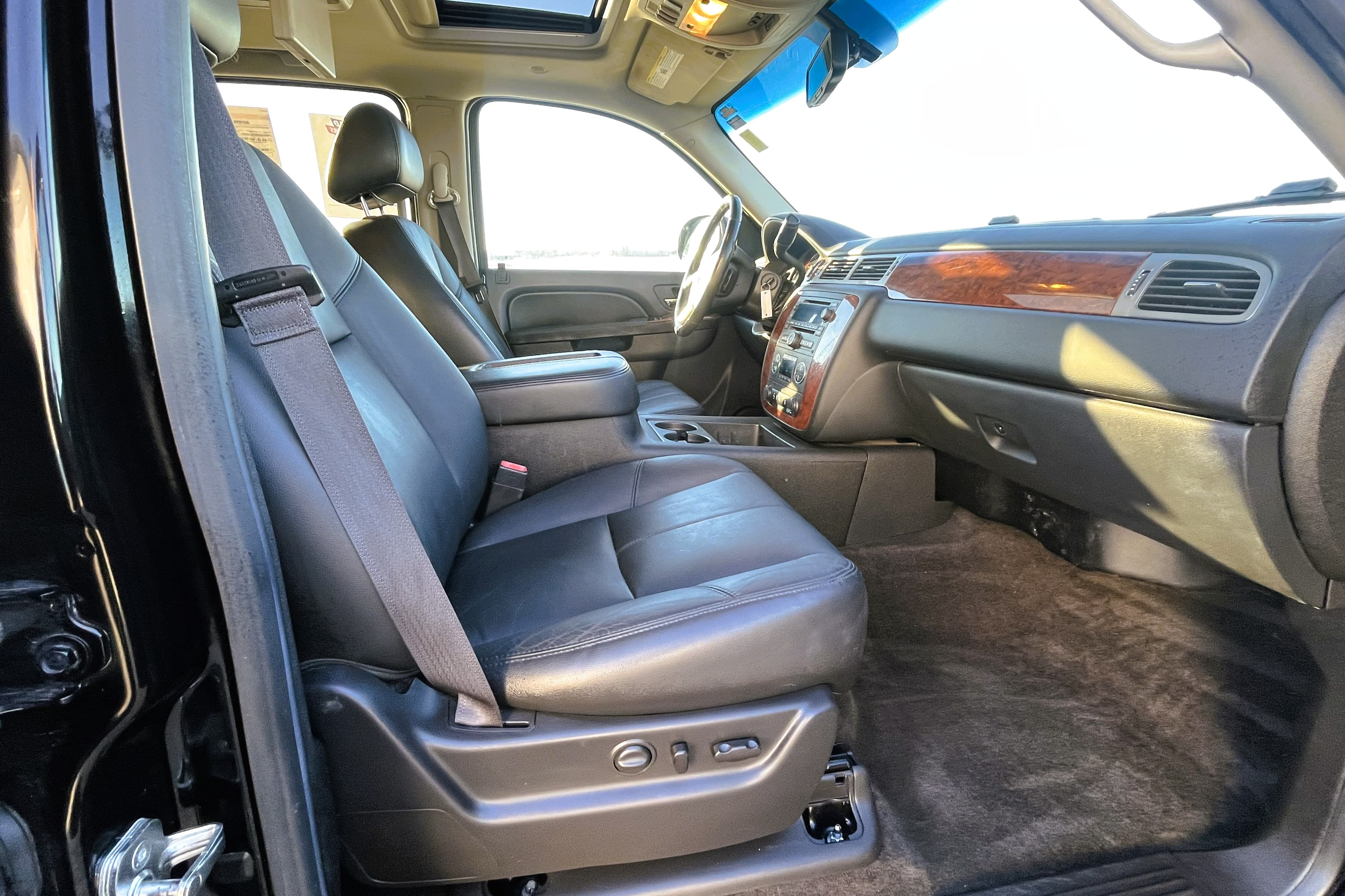 2014 Chevrolet Suburban view 19