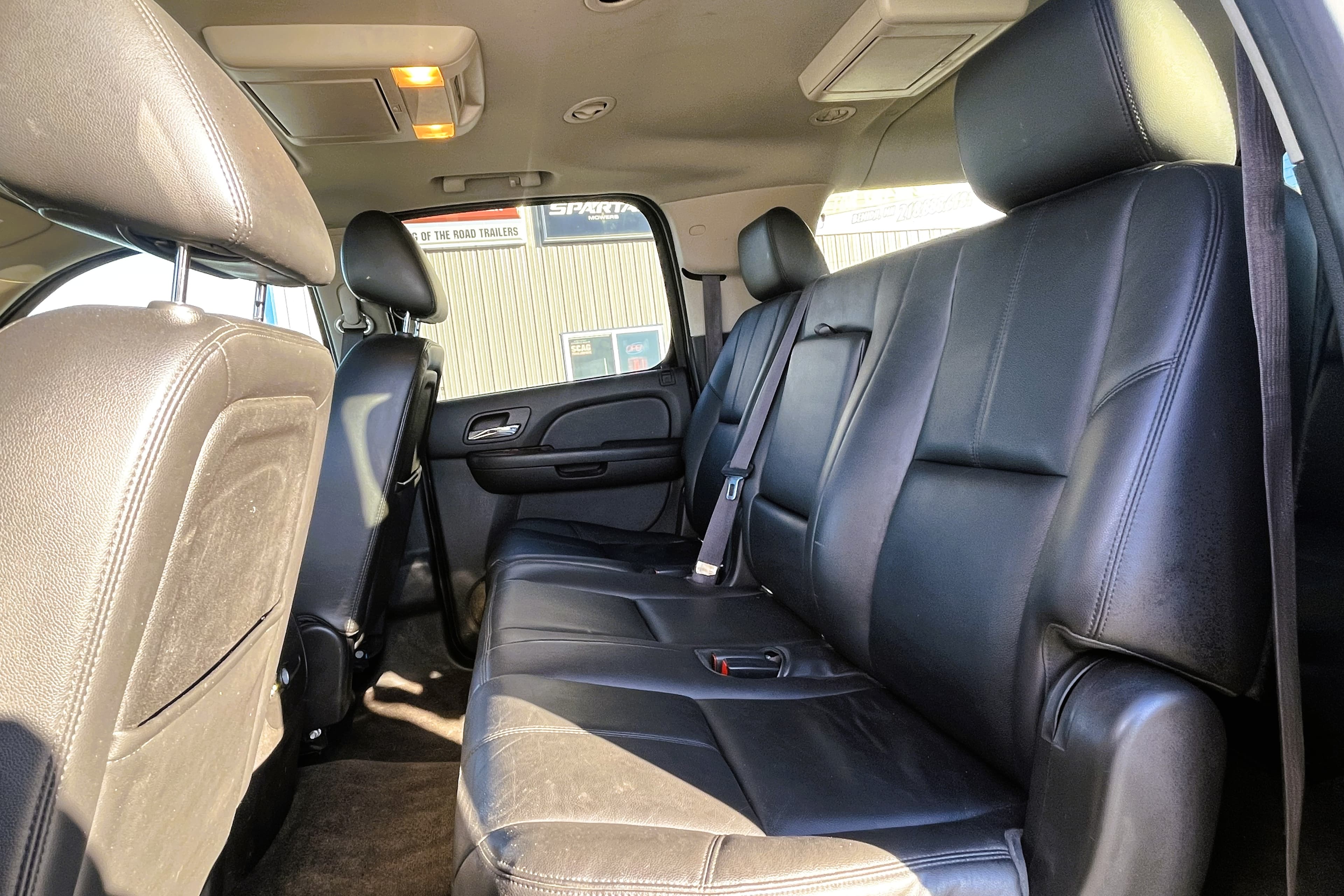 2014 Chevrolet Suburban view 14