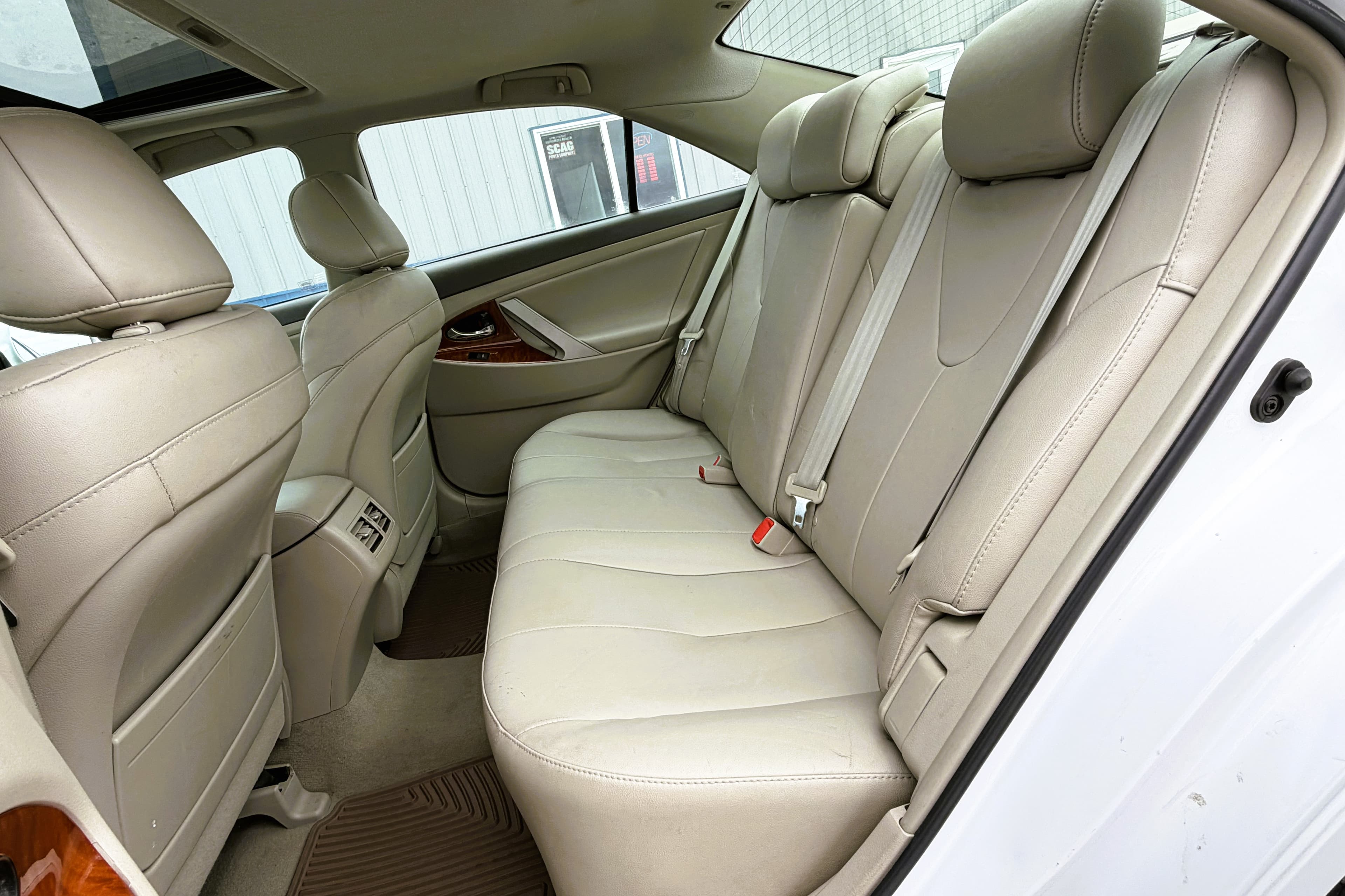 2011 Toyota Camry XLE view 11