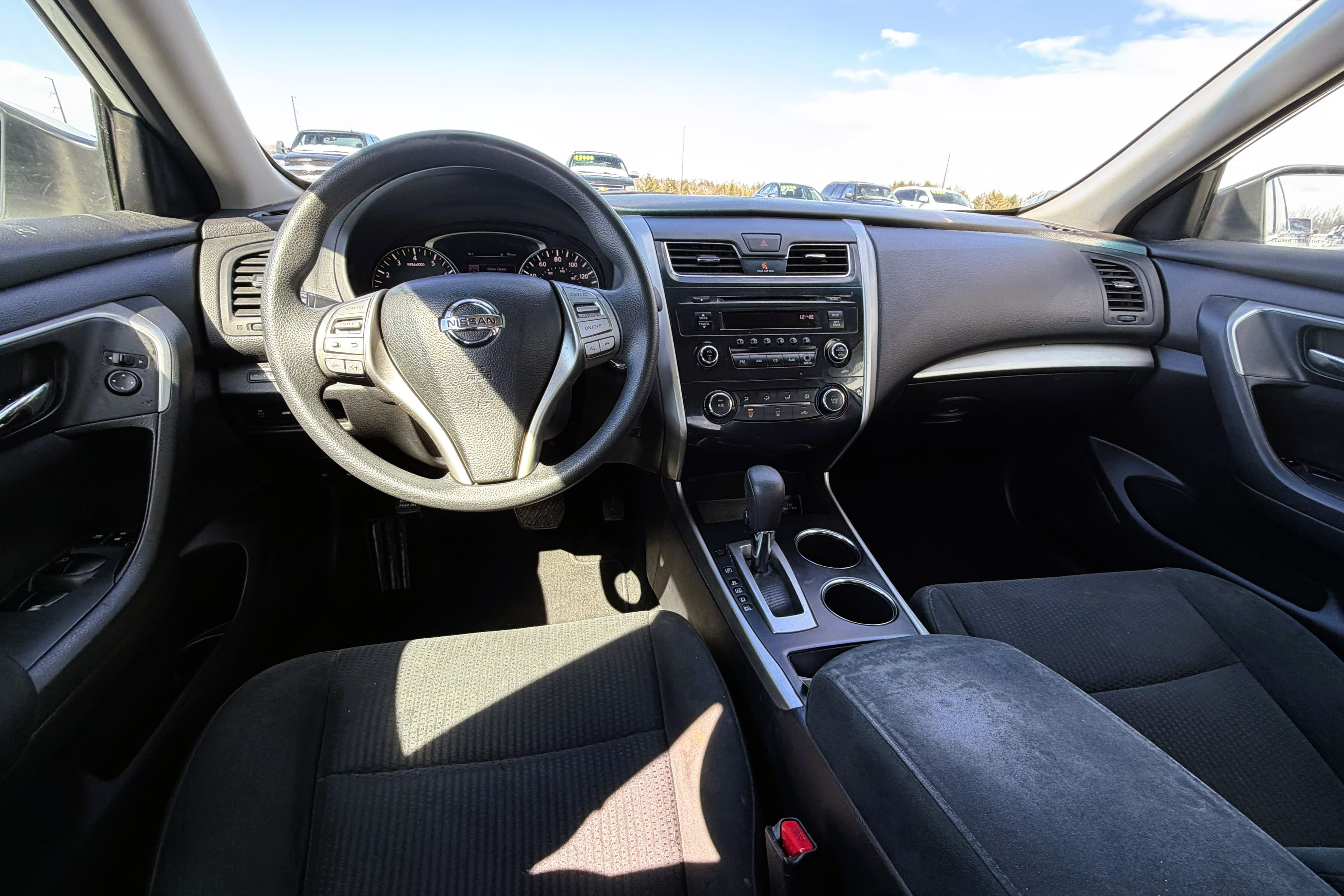 2015 Nissan Altima S view 12