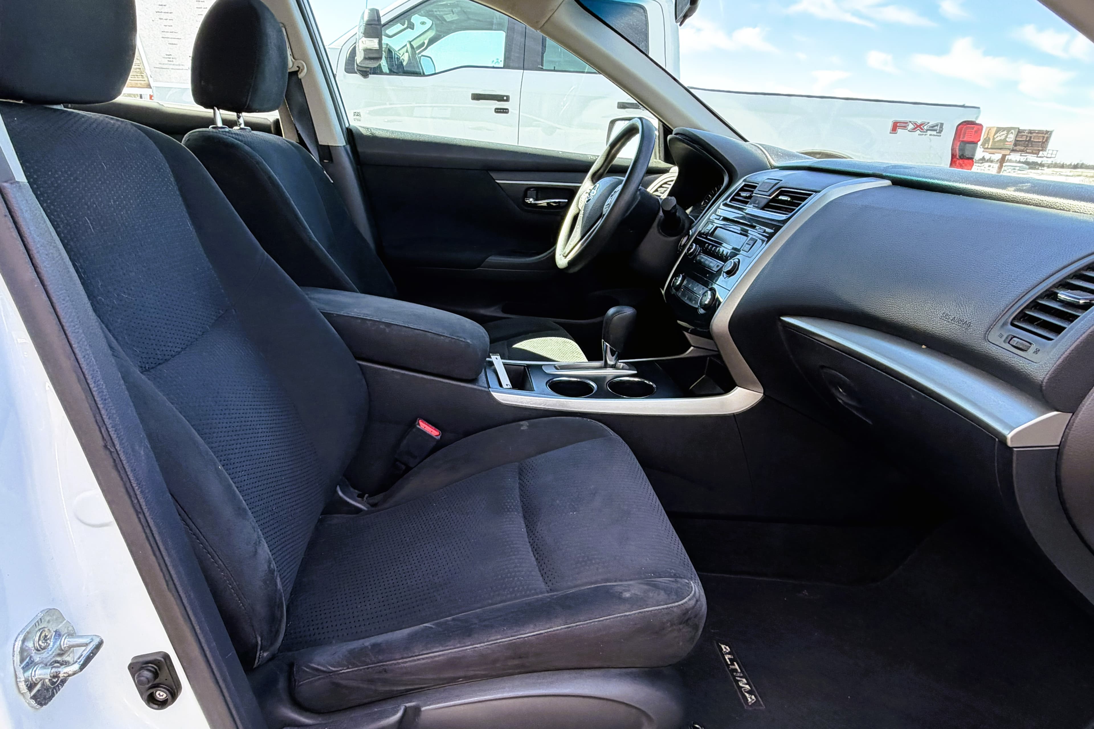 2015 Nissan Altima S view 16