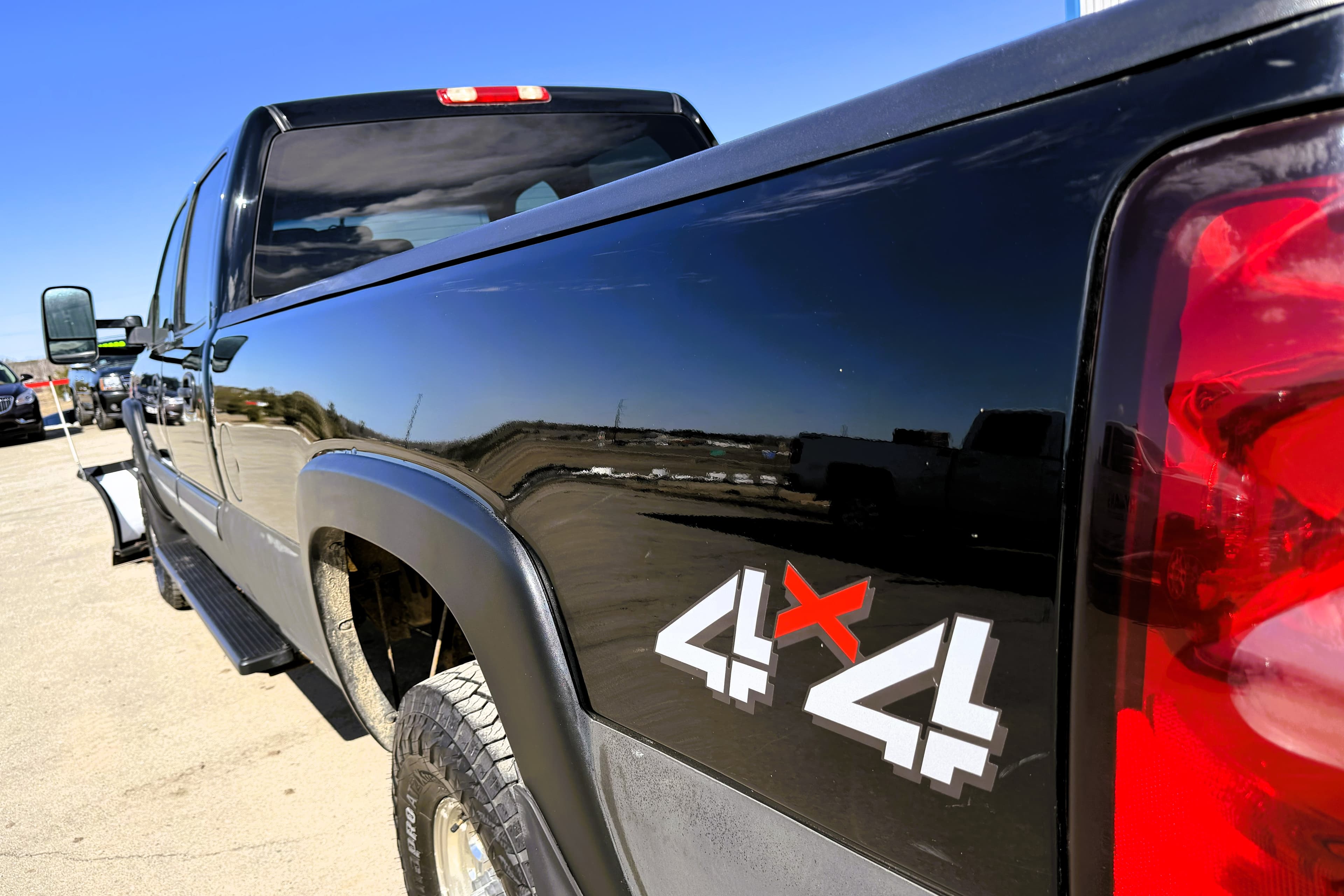 2004 Chevrolet Silverado 2500HD LT view 9