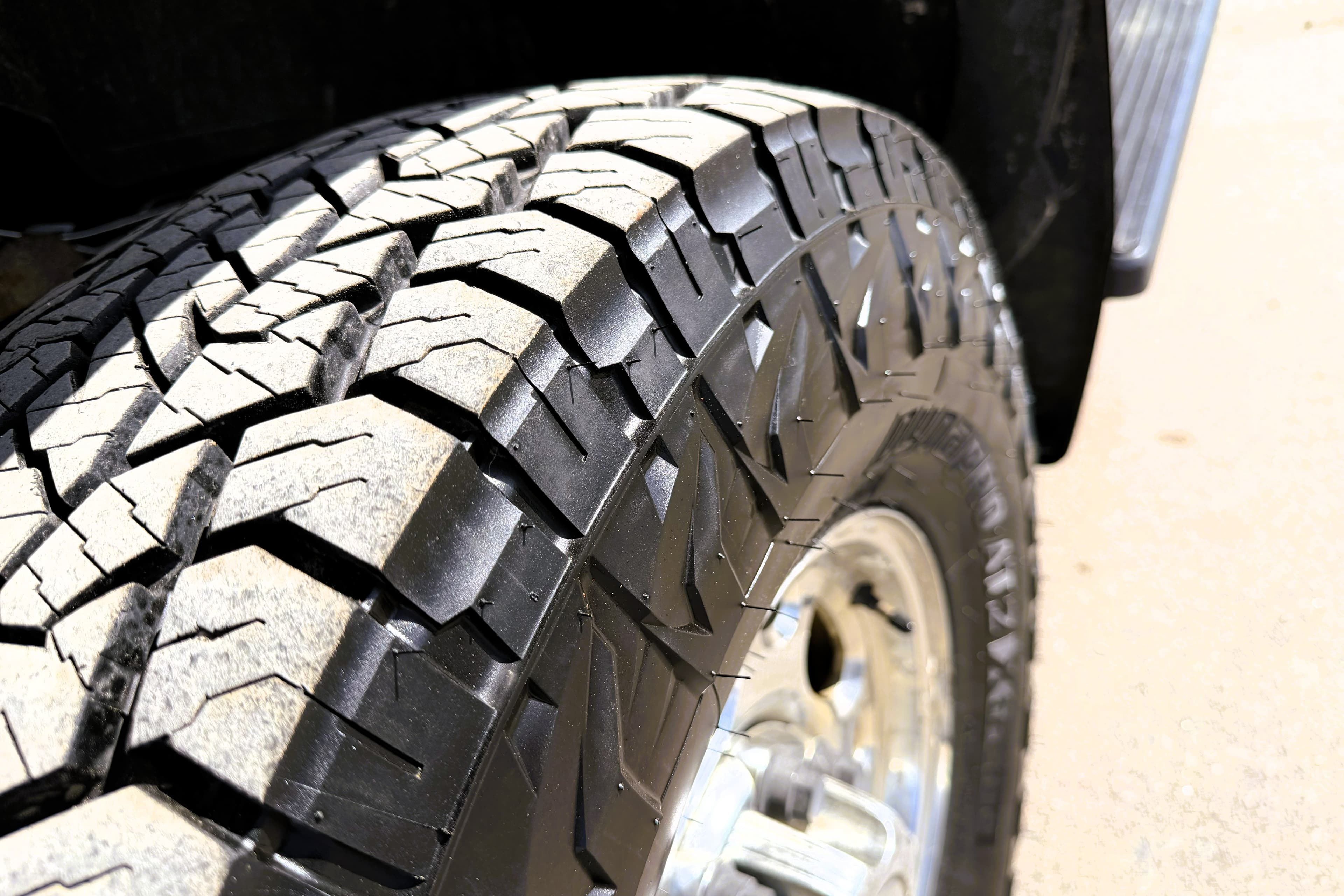 2004 Chevrolet Silverado 2500HD LT view 15