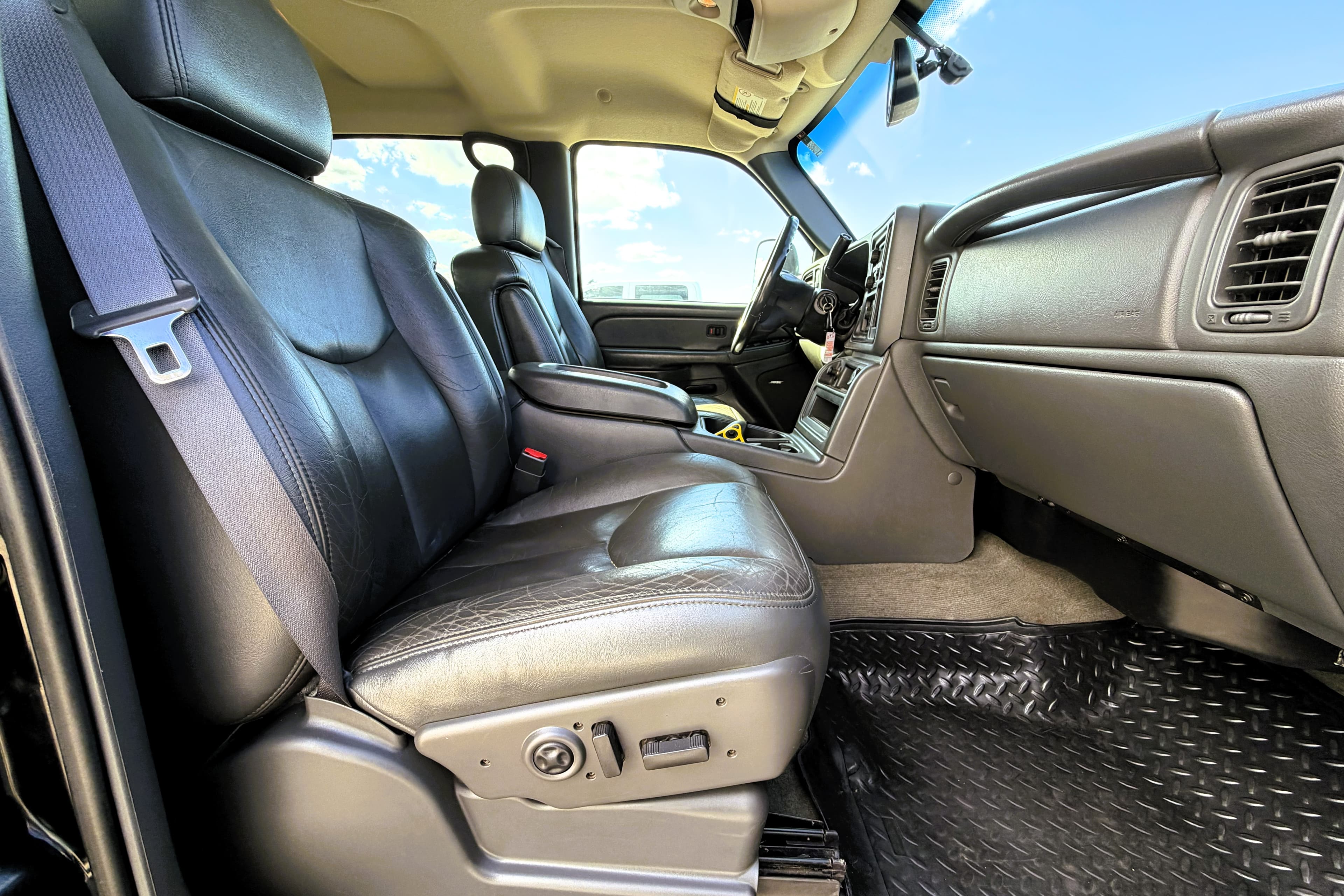 2004 Chevrolet Silverado 2500HD LT view 23