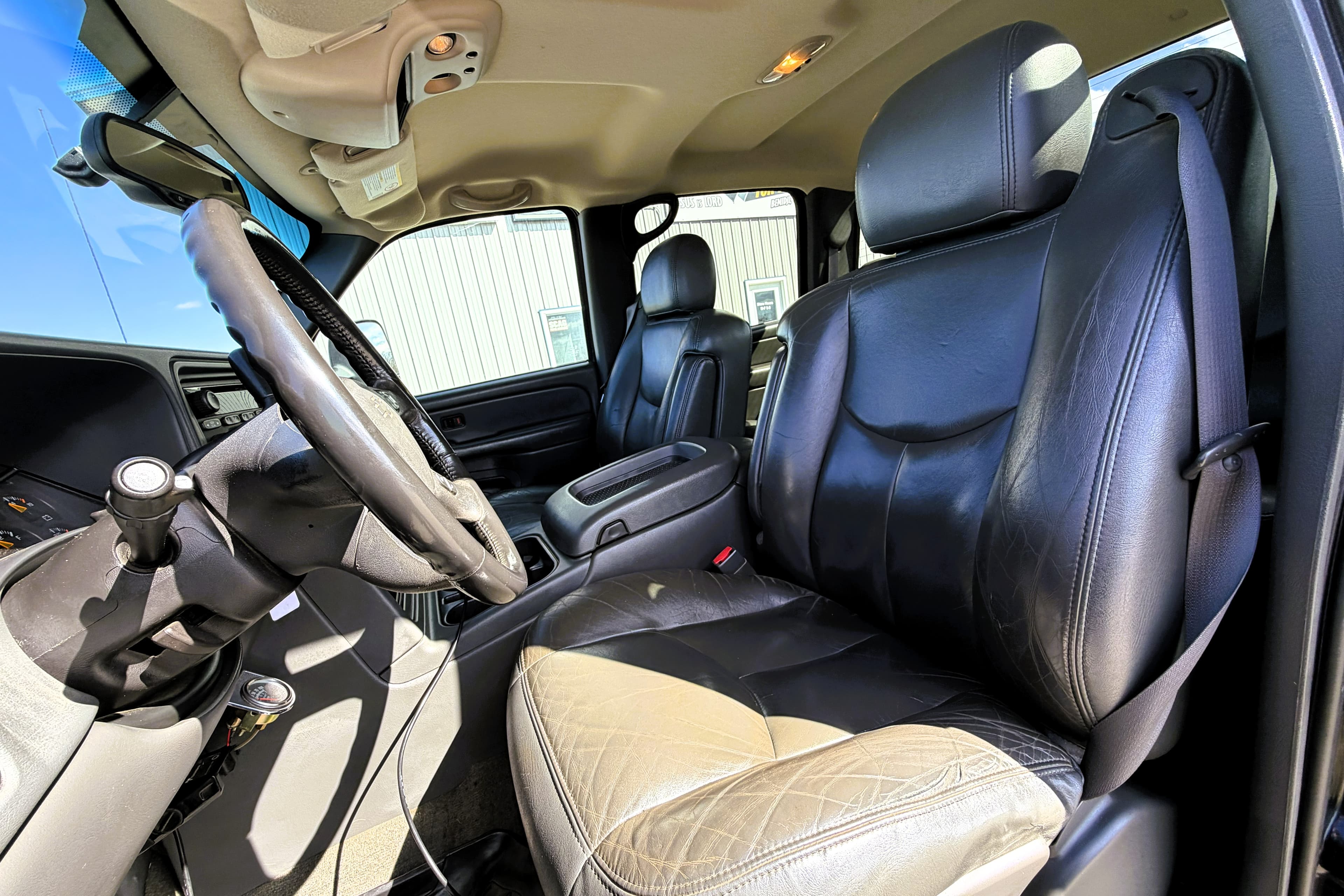 2004 Chevrolet Silverado 2500HD LT view 22