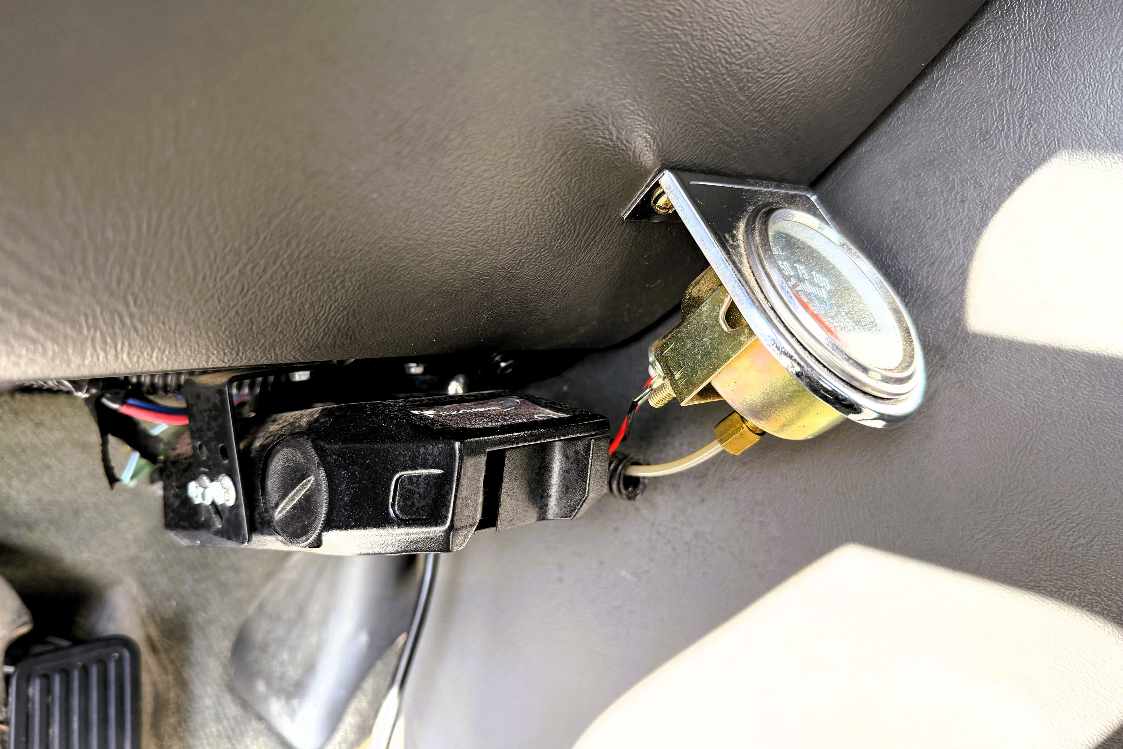 2004 Chevrolet Silverado 2500HD LT view 18