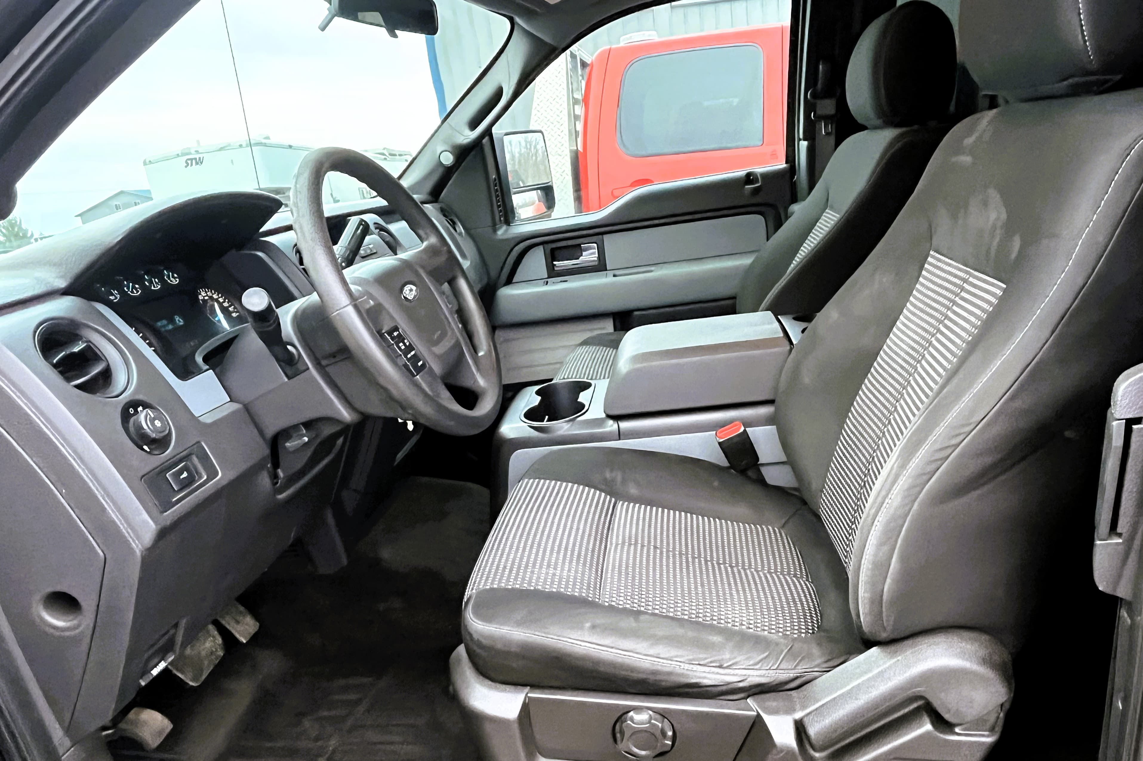 2011 Ford F150 view 12