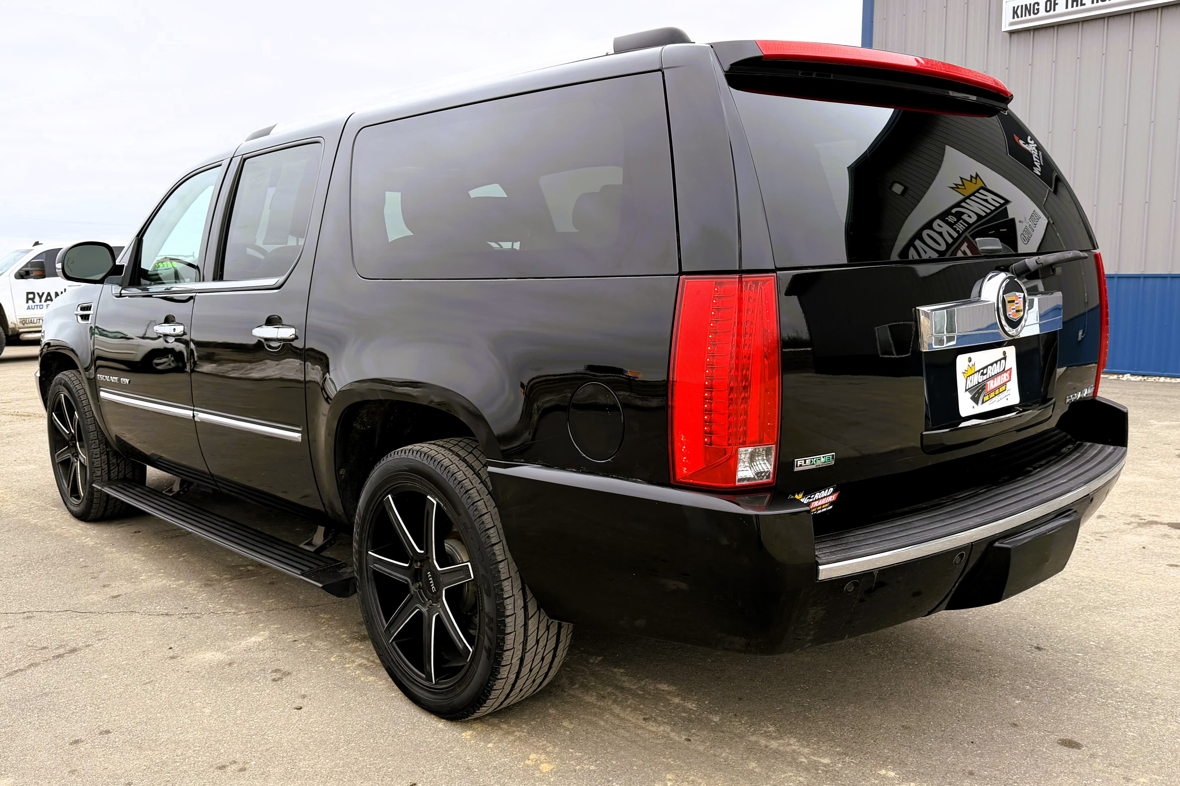 2011 Cadillac Escalade ESV view 5